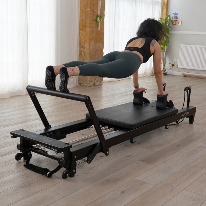 Exercice sur machine Pilates Reformer